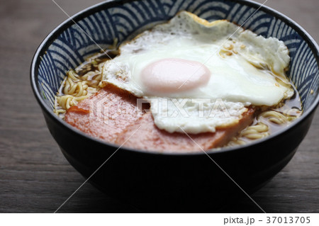 スパムと目玉焼きを乗せた即席ラーメン スパムと目玉焼きを乗せた即席ラーメン 37013705