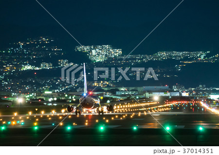夜の航空機離陸シーン 37014351