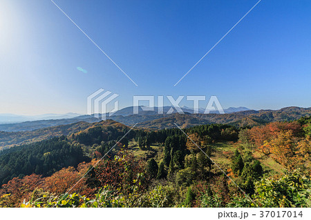 秋の春日山城の天守跡からみた風景 秋の春日山城の天守跡からみた風景 37017014