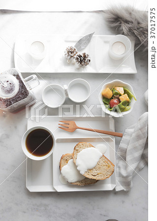 パンとサラダとコーヒー パンとサラダとコーヒー 37017575