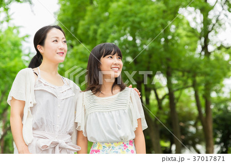 笑顔の親子 37017871