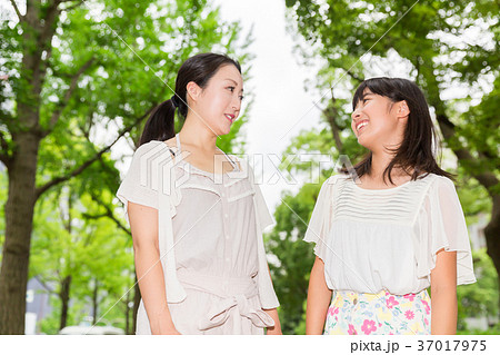 笑顔の親子 37017975