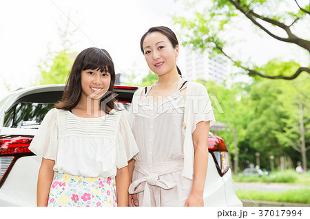 親子と自動車 親子と自動車 37017994