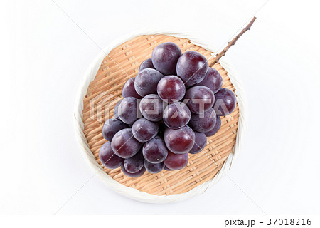 大きなピオーネ　ぶどう　ざるの上 37018216