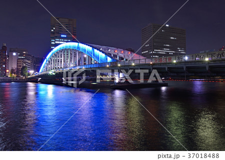 ライトアップの永代橋 隅田川を鮮やかに彩る青いアーチと煌めく水面反射 ライトアップの永代橋 隅田川を鮮やかに彩る青いアーチと煌めく水面反射 37018488