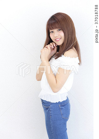 若い女性　ヘアスタイル 37018788