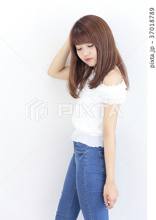 若い女性　ヘアスタイル 37018789