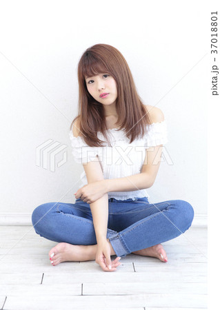 若い女性　ヘアスタイル 37018801