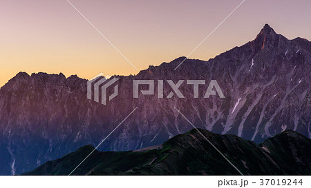 朝焼けの槍ヶ岳 37019244