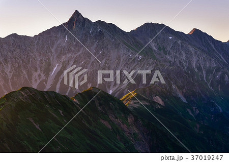 夜明けの槍ヶ岳西鎌尾根 夜明けの槍ヶ岳西鎌尾根 37019247