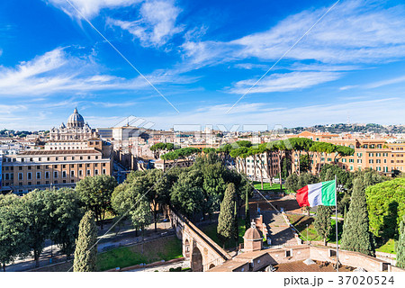 サン・ピエトロ大聖堂とローマの町並み サン・ピエトロ大聖堂とローマの町並み 37020524