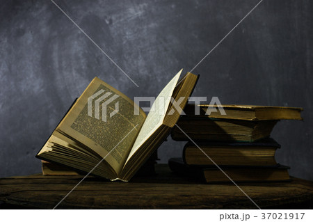 Old books on a oak wooden table. 37021917