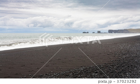 Reynisfjara Beach and view of Dyrholaey peninsula 37023292