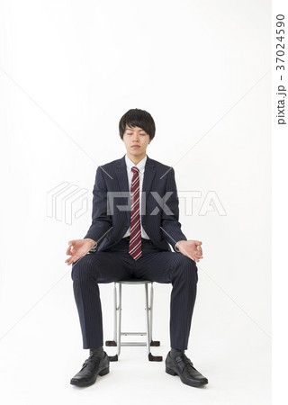 瞑想する若いビジネスマン 37024590