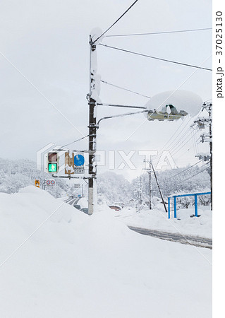 豪雪による交通マヒ 37025130