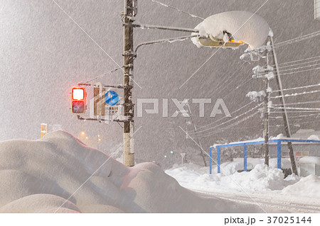 豪雪による交通マヒ 37025144