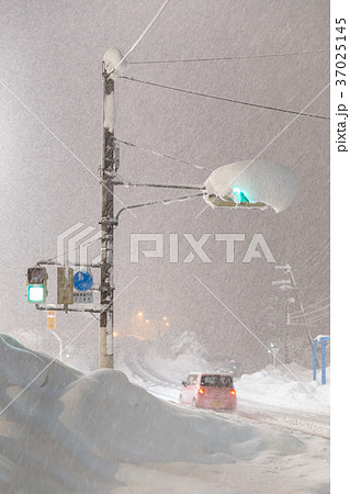 豪雪による交通マヒ 37025145