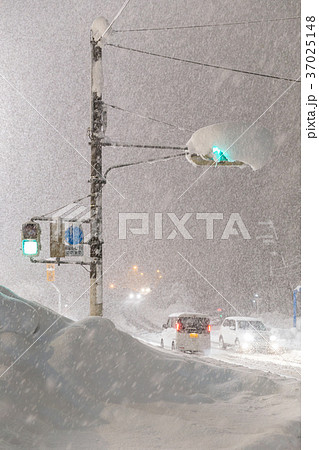 豪雪による交通マヒ 37025148