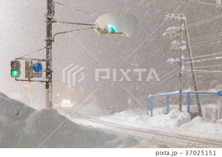豪雪による交通マヒ 37025151