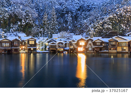 京都_雪に耐える伊根舟屋 37025167
