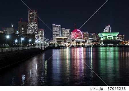 横浜港みなとみらいと大さん橋の夜景の写真素材