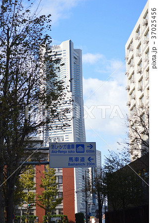 横浜、海岸通りから見たランドマークタワー 横浜、海岸通りから見たランドマークタワー 37025456