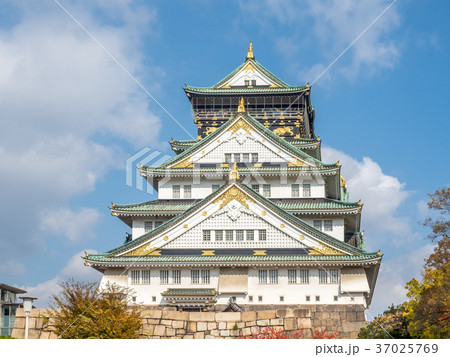 Osaka castle under cloudy blue sky in autumn 37025769