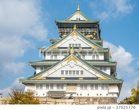 Osaka castle under cloudy blue sky in autumn Osaka castle under cloudy blue sky in autumn 37025770