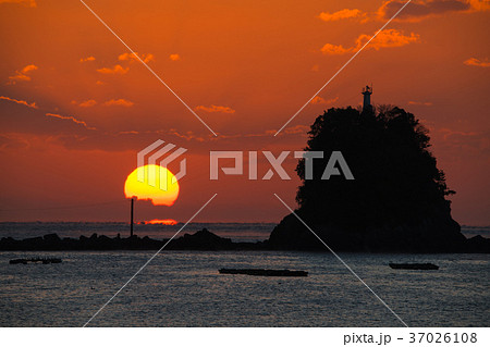 中土佐町 双名島とだるまに近い初日の出 37026108