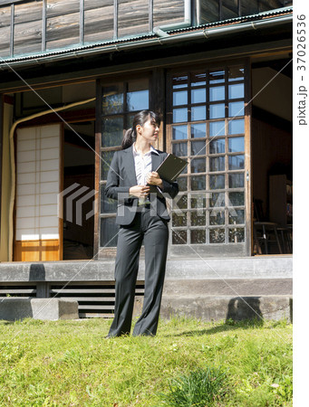 古民家を紹介するコーディネーター 古民家を紹介するコーディネーター 37026536