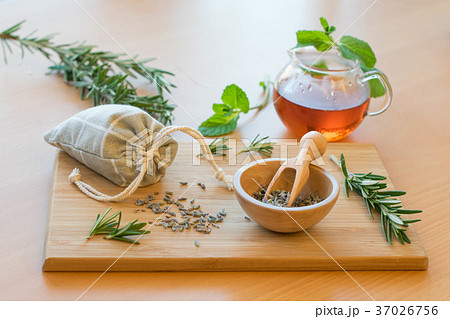 ラベンダーポプリとハーブティー 37026756