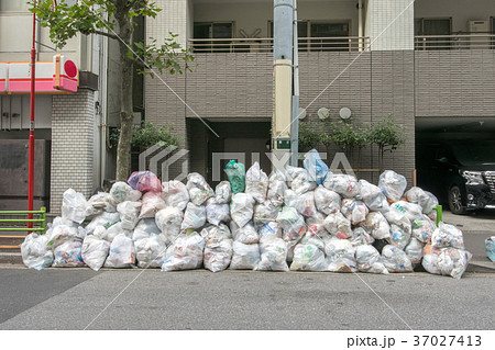 東京住宅街のゴミ集積所 37027413
