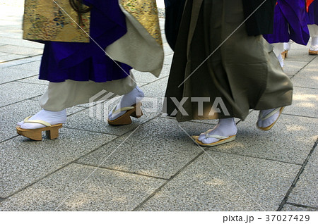 「並び歩く和尚」 37027429