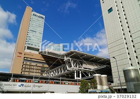 JR大阪駅の大屋根と大阪ステーションシティ 37029132
