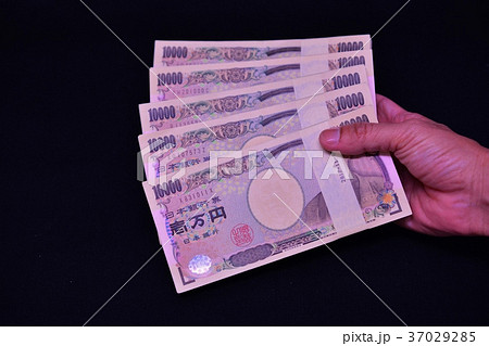 札束を持った手 札束を持った手 37029285