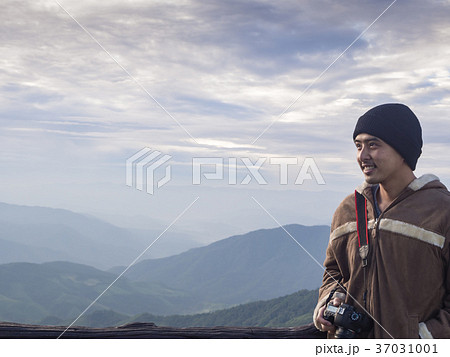 Photographer taking photo of landscape 37031001