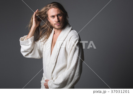 Dissatisfied man untangle his hair 37031201