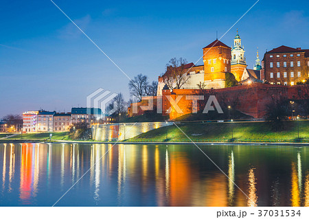 Wawel Castle in the evening in Krakow 37031534