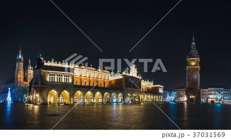 Sukiennice and St. Mary's Church at night, Krakow Sukiennice and St. Mary's Church at night, Krakow 37031569
