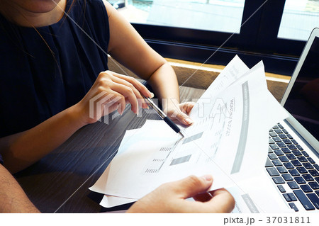 Marketing present balance sheet with client 37031811