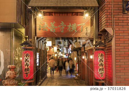 大阪・夜の法善寺横丁 大阪・夜の法善寺横丁 37031826