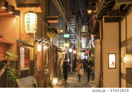 大阪・夜の法善寺横丁 37031829