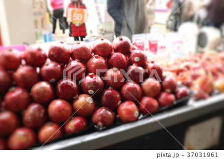 Pomegranate fruit street food 37031961