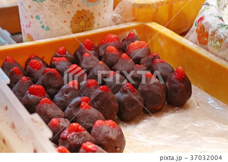 Strawberry daifuku street food in korea 37032004