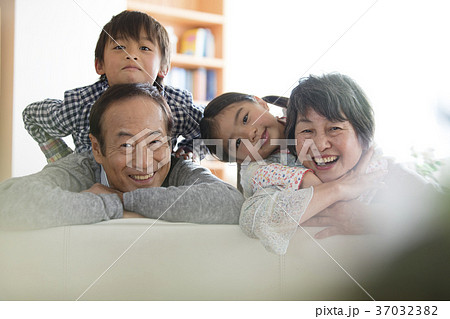 祖父母　孫　笑顔　団欒 37032382