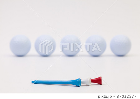 White golf balls and different wooden tees White golf balls and different wooden tees 37032577