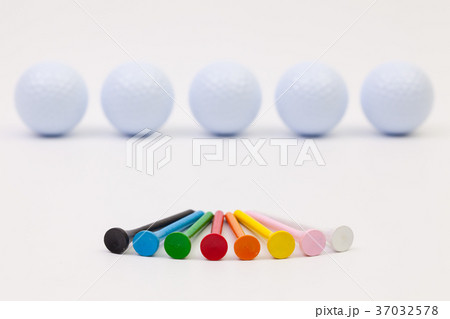 White golf balls and different wooden tees White golf balls and different wooden tees 37032578