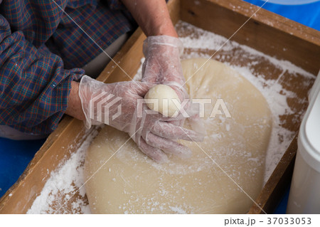 つきたてのもちを丸める女性 37033053