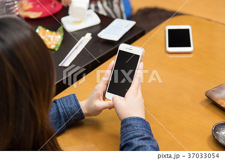 スマホをみる女性 37033054