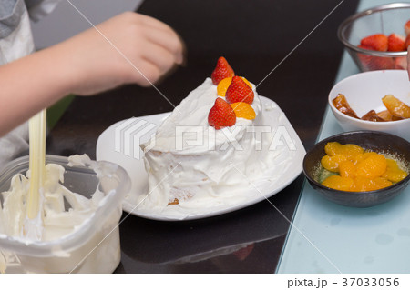 手作りのケーキを作る子供 手作りのケーキを作る子供 37033056